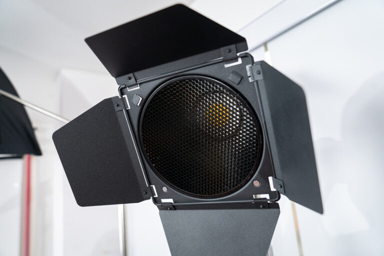 LUZ LED SL200 II CON OLLA DIFUSORA, BARN DOORS Y GRILLA